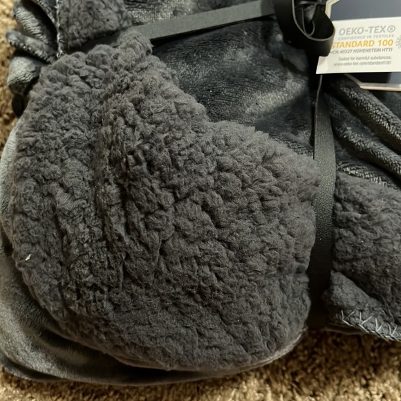 Papier & Chaud Luxury velvet Berber Throw. Reversible nwt. Gray - Picture 2 of 2